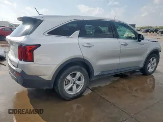 2021 Kia Sorento LX z VIN 5XYRG4LC3MG056711, wystawiony jako Copart lot #50418085 z przebiegiem 98 133 mil mil oraz Czysty tytuł • Clean title. Historia ofert i sprzedaży dostępna na DreamBid. Obrazek 3.