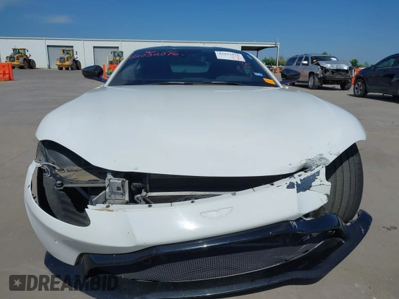 2019 Aston Martin Vantage z VIN SCFSMGAW4KGN01848, wystawiony jako IAAI lot #42032076 z przebiegiem 54 469 mil mil oraz . Historia ofert i sprzedaży dostępna na DreamBid. Obrazek 19.