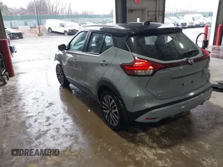 2023 Nissan Kicks SV z VIN 3N1CP5CVXPL509574, wystawiony jako IAAI lot #41717716 z przebiegiem 13 189 mil mil oraz . Historia ofert i sprzedaży dostępna na DreamBid. Obrazek 3.
