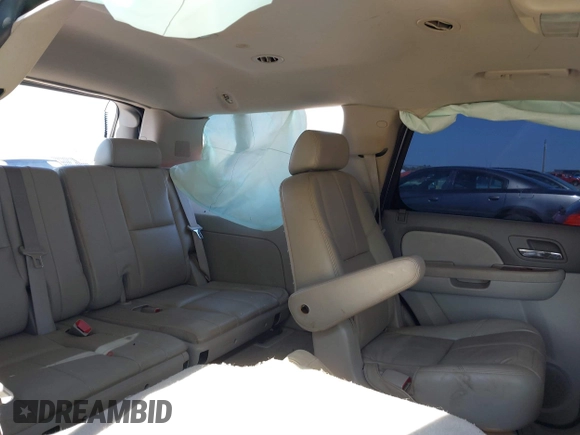2010 GMC Yukon SLT with VIN 1GKUCCE01AR272822, listed as a IAAI auction lot 40572095 with 268,019 mi miles. Bid and sale history available at carsss.com. Image 8.