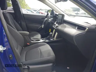 2022 Toyota Corolla Cross LE z VIN 7MUBAAAG0NV011047, wystawiony jako IAAI lot #41996725 z przebiegiem 56 935 mil mil oraz . Historia ofert i sprzedaży dostępna na DreamBid. Obrazek 5.