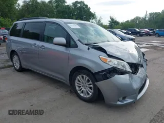 2014 Toyota Sienna XLE z VIN 5TDYK3DC6ES488569, wystawiony jako IAAI lot #42171540 z przebiegiem 97 416 mil mil oraz . Historia ofert i sprzedaży dostępna na DreamBid. Obrazek 1.