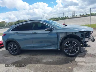 2023 Infiniti QX55 Luxe z VIN 3PCAJ5JRXPF117396, wystawiony jako IAAI lot #41672269 z przebiegiem 9 708 mil mil oraz . Historia ofert i sprzedaży dostępna na DreamBid. Obrazek 14.