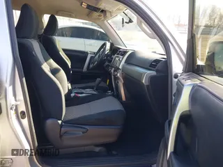 2018 Toyota 4Runner SR5 z VIN JTEBU5JR0J5534168, wystawiony jako IAAI lot #41388835 z przebiegiem 76 064 mil mil oraz . Historia ofert i sprzedaży dostępna na DreamBid. Obrazek 5.