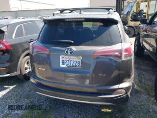 2018 Toyota RAV4 XLE z VIN JTMWFREV4JJ168138, wystawiony jako IAAI lot #41845337 z przebiegiem 122 509 mil mil oraz . Historia ofert i sprzedaży dostępna na DreamBid. Obrazek 17.