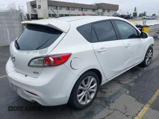 2011 Mazda 3 S Grand Touring z VIN JM1BL1M69B1411625, wystawiony jako IAAI lot #41778143 z przebiegiem 133 987 mil mil oraz . Historia ofert i sprzedaży dostępna na DreamBid. Obrazek 4.