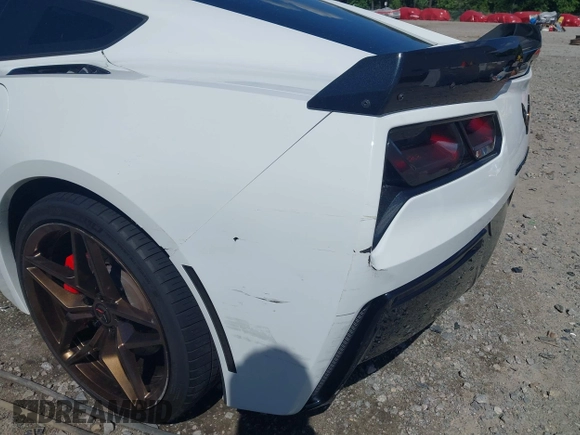 2014 Chevrolet Corvette Z51 3LT z VIN 1G1YM2D71E5116935, wystawiony jako IAAI lot #42341161 z przebiegiem 105 686 mil mil oraz . Historia ofert i sprzedaży dostępna na DreamBid. Obrazek 18.