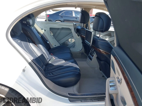 2015 Mercedes-Benz S 550 z VIN WDDUG8CB5FA149277, wystawiony jako IAAI lot #41871673 z przebiegiem 196 864 mil mil oraz . Historia ofert i sprzedaży dostępna na DreamBid. Obrazek 8.