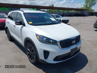 2020 Kia Sorento S z VIN 5XYPG4A57LG672955, wystawiony jako IAAI lot #42100325 z przebiegiem 77 661 mil mil oraz . Historia ofert i sprzedaży dostępna na DreamBid. Obrazek 1.