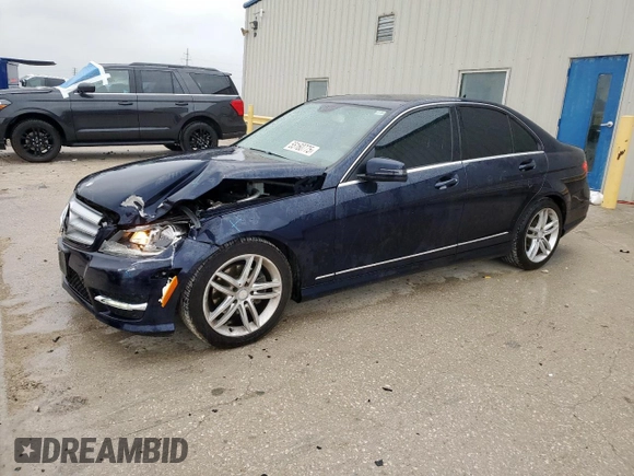 2013 Mercedes-Benz C 250 Sport z VIN WDDGF4HB8DR267579, wystawiony jako Copart lot #55160775 z przebiegiem 82 522 mil mil oraz Szkoda całkowita • Salvage title. Historia ofert i sprzedaży dostępna na DreamBid. Obrazek 1.