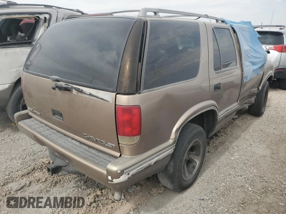 1997 Chevrolet Blazer LS with VIN 1GNCS13W3V2197732, listed as a Copart auction lot 56792025 with 203,968 mi miles and Non repairable. Bid and sale history available at DreamBid. Image 3.