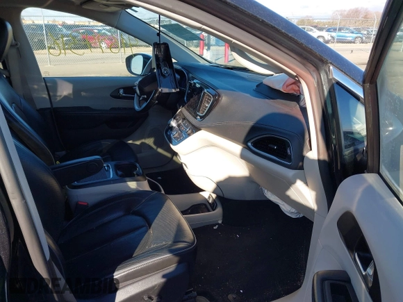 2020 Chrysler Pacifica Limited z VIN 2C4RC1GG6LR114215, wystawiony jako IAAI lot #41694316 z przebiegiem 107 166 mil mil oraz . Historia ofert i sprzedaży dostępna na DreamBid. Obrazek 5.