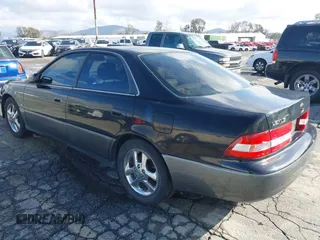 2001 Lexus ES with VIN JT8BF28GX10317370, listed as a IAAI auction lot 41512950 with 221,206 mi miles. Bid and sale history available at carsss.com. Image 3.