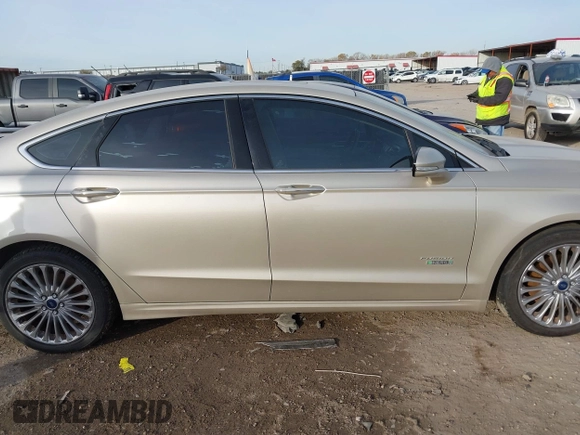2017 Ford Fusion Titanium z VIN 3FA6P0SU5HR373140, wystawiony jako IAAI lot #41082406 z przebiegiem 98 422 mil mil oraz . Historia ofert i sprzedaży dostępna na DreamBid. Obrazek 14.