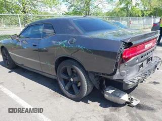 2013 Dodge Challenger R/T z VIN 2C3CDYBT6DH611180, wystawiony jako IAAI lot #42188218 z przebiegiem 101 023 mil mil oraz . Historia ofert i sprzedaży dostępna na DreamBid. Obrazek 3.