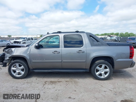 2008 Chevrolet Avalanche LS z VIN 3GNEC12J48G173429, wystawiony jako IAAI lot #42212433 z przebiegiem 151 817 mil mil oraz . Historia ofert i sprzedaży dostępna na DreamBid. Obrazek 14.