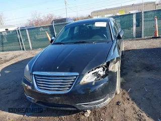 2014 Chrysler 200 LX z VIN 1C3CCBAB0EN146350, wystawiony jako IAAI lot #41527142 z przebiegiem 134 412 mil mil oraz . Historia ofert i sprzedaży dostępna na DreamBid. Obrazek 12.