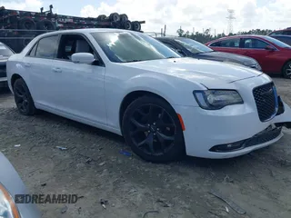 2021 Chrysler 300 S z VIN 2C3CCABG9MH532714, wystawiony jako IAAI lot #41952219 z przebiegiem 87 904 mil mil oraz . Historia ofert i sprzedaży dostępna na DreamBid. Obrazek 1.