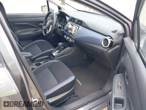 2024 Nissan Versa SV z VIN 3N1CN8EV6RL910272, wystawiony jako IAAI lot #42500325 z przebiegiem 8 343 mil mil oraz . Historia ofert i sprzedaży dostępna na DreamBid. Obrazek 5.