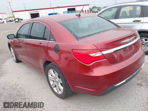 2012 Chrysler 200 Touring z VIN 1C3CCBBB6CN180868, wystawiony jako IAAI lot #42297048 z przebiegiem 110 213 mil mil oraz . Historia ofert i sprzedaży dostępna na DreamBid. Obrazek 3.