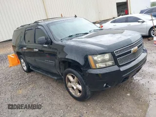 2007 Chevrolet Suburban LT with VIN 3GNFC16J87G228803, listed as a IAAI auction lot 41910240 with 303,191 mi miles. Bid and sale history available at carsss.com. Image 1.