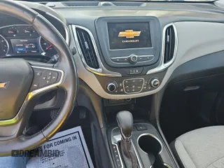 2022 Chevrolet Equinox LT z VIN 2GNAXJEV6N6108557, wystawiony jako IAAI lot #42294584 z przebiegiem 111 401 mil mil oraz . Historia ofert i sprzedaży dostępna na DreamBid. Obrazek 1.