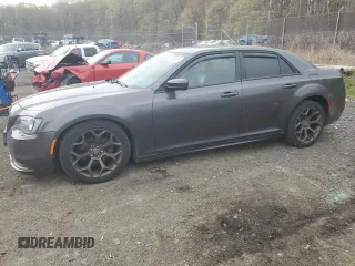 2016 Chrysler 300 S z VIN 2C3CCABG7GH358274, wystawiony jako Copart lot #52280135 z przebiegiem 129 326 mil mil oraz Szkoda całkowita • Salvage title. Historia ofert i sprzedaży dostępna na DreamBid. Obrazek 1.
