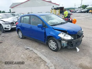 2011 Nissan Versa S z VIN 3N1BC1CP7BL496390, wystawiony jako IAAI lot #42324403 z przebiegiem 171 164 mil mil oraz . Historia ofert i sprzedaży dostępna na DreamBid. Obrazek 1.