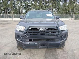 2018 Toyota Tacoma SR z VIN 5TFSX5EN0JX062612, wystawiony jako IAAI lot #41993211 z przebiegiem 92 586 mil mil oraz . Historia ofert i sprzedaży dostępna na DreamBid. Obrazek 12.