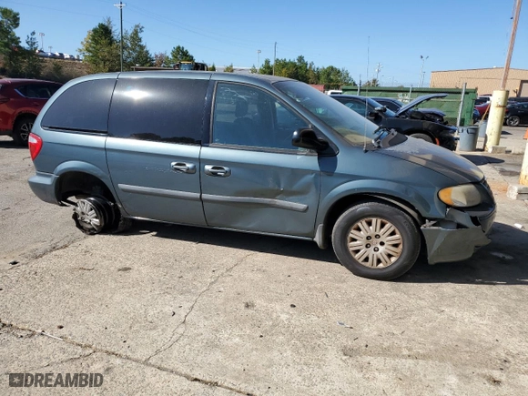2006 Chrysler Town & Country SWB with VIN 1A4GP45R96B631345, listed as a Copart auction lot 76396784 with 60,475 mi miles and Salvage Title. Bid and sale history available at carsss.com. Image 4.