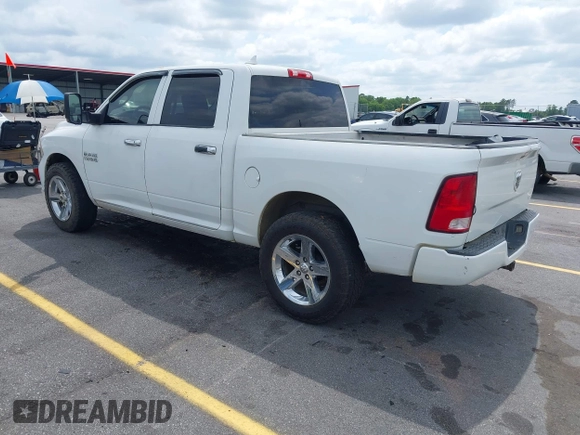 2018 Ram 1500 Express z VIN 3C6RR6KG5JG194863, wystawiony jako IAAI lot #42133048 z przebiegiem 151 614 mil mil oraz . Historia ofert i sprzedaży dostępna na DreamBid. Obrazek 3.