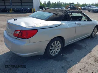 2010 Chrysler Sebring Touring z VIN 1C3BC5ED9AN201946, wystawiony jako IAAI lot #42430012 z przebiegiem 125 672 mil mil oraz . Historia ofert i sprzedaży dostępna na DreamBid. Obrazek 4.
