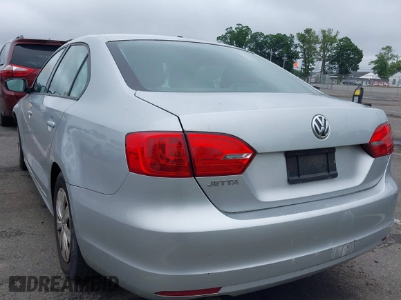 2014 Volkswagen Jetta S z VIN 3VW2K7AJ7EM217758, wystawiony jako IAAI lot #42461868 z przebiegiem 141 962 mil mil oraz . Historia ofert i sprzedaży dostępna na DreamBid. Obrazek 3.