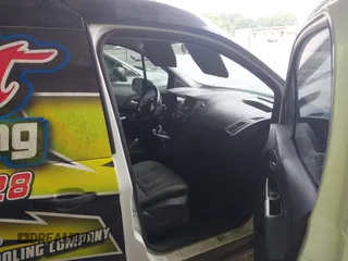 2017 Ford Transit Connect XLT z VIN NM0LE7F79H1305804, wystawiony jako IAAI lot #42148597 z przebiegiem 184 087 mil mil oraz . Historia ofert i sprzedaży dostępna na DreamBid. Obrazek 5.