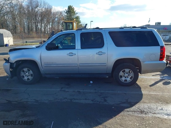 2014 Chevrolet Suburban LT with VIN 1GNSKJE75ER152008, listed as a IAAI auction lot 40938852 with 210,489 mi miles. Bid and sale history available at carsss.com. Image 14.