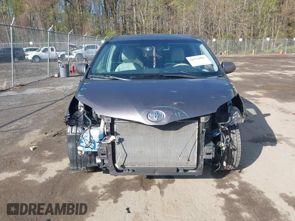 2014 Toyota Sienna XLE with VIN 5TDYK3DC5ES475750, listed as a IAAI auction lot 41976805 with 221,804 mi miles. Bid and sale history available at carsss.com. Image 12.