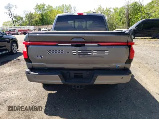 2022 Ford F-150 Lightning Pro z VIN 1FT6W1EV7NWG10033, wystawiony jako Copart lot #55569895 z przebiegiem 11 282 mil mil oraz Szkody całkowita. Historia ofert i sprzedaży dostępna na DreamBid. Obrazek 6.