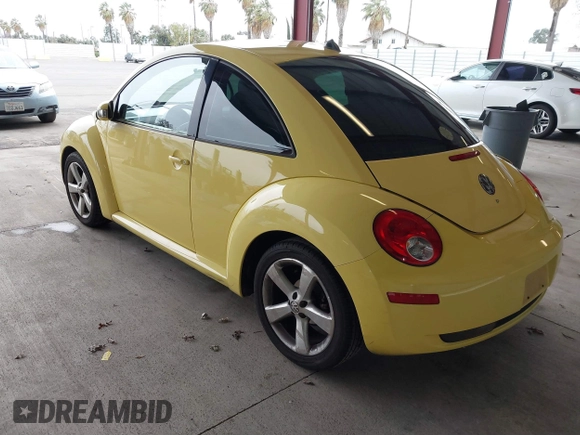 2006 Volkswagen Beetle z VIN 3VWSR31C26M406972, wystawiony jako IAAI lot #41493997 z przebiegiem 222 115 mil mil oraz . Historia ofert i sprzedaży dostępna na DreamBid. Obrazek 3.