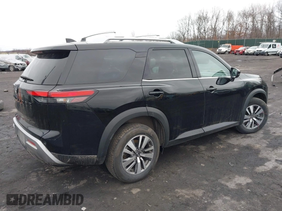 2023 Nissan Pathfinder SL z VIN 5N1DR3CC7PC225860, wystawiony jako IAAI lot #41733202 z przebiegiem 23 118 mil mil oraz . Historia ofert i sprzedaży dostępna na DreamBid. Obrazek 4.