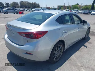 2018 Mazda 3 Touring z VIN 3MZBN1V35JM272638, wystawiony jako IAAI lot #42458722 z przebiegiem 98 393 mil mil oraz . Historia ofert i sprzedaży dostępna na DreamBid. Obrazek 4.