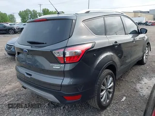 2017 Ford Escape Titanium z VIN 1FMCU0JD9HUE03672, wystawiony jako IAAI lot #42411549 z przebiegiem 89 846 mil mil oraz . Historia ofert i sprzedaży dostępna na DreamBid. Obrazek 4.
