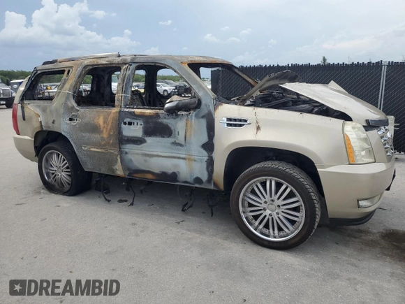 2007 Cadillac Escalade z VIN 1GYEC63847R316793, wystawiony jako Copart lot #59086055 z przebiegiem Nie podano mil oraz Nie do naprawy • Non repairable. Historia ofert i sprzedaży dostępna na DreamBid. Obrazek 4.