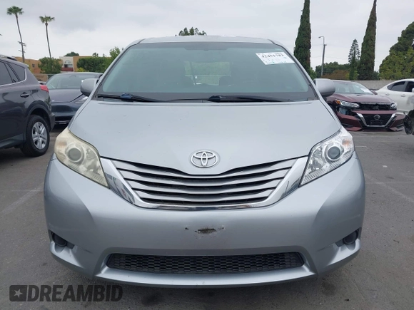2015 Toyota Sienna LE AAS z VIN 5TDKK3DC3FS552378, wystawiony jako IAAI lot #42451782 z przebiegiem 257 916 mil mil oraz . Historia ofert i sprzedaży dostępna na DreamBid. Obrazek 12.