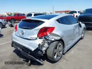 2013 Hyundai Veloster Turbo z VIN KMHTC6AE0DU177983, wystawiony jako IAAI lot #42292102 z przebiegiem 121 142 mil mil oraz . Historia ofert i sprzedaży dostępna na DreamBid. Obrazek 4.
