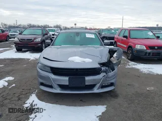 2015 Dodge Charger SXT z VIN 2C3CDXJGXFH891493, wystawiony jako IAAI lot #41316110 z przebiegiem 161 281 mil mil oraz . Historia ofert i sprzedaży dostępna na DreamBid. Obrazek 12.