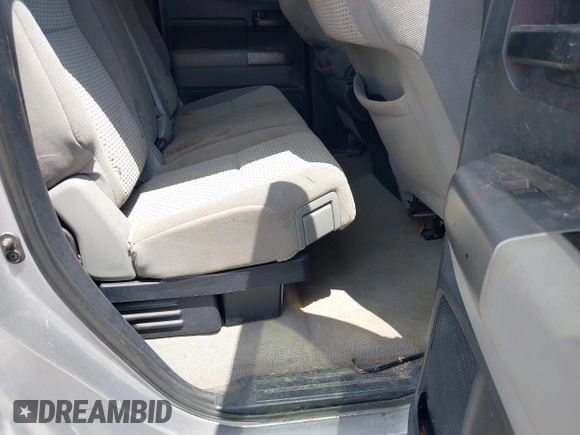 2010 Toyota Tundra z VIN 5TFUW5F16AX119032, wystawiony jako IAAI lot #42442454 z przebiegiem 221 804 mil mil oraz . Historia ofert i sprzedaży dostępna na DreamBid. Obrazek 8.