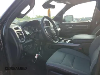 2022 Ram 1500 Big Horn z VIN 1C6RRFFG3NN179043, wystawiony jako IAAI lot #42566379 z przebiegiem 90 922 mil mil oraz . Historia ofert i sprzedaży dostępna na DreamBid. Obrazek 19.