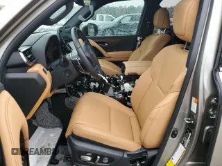 2023 Lexus LX 600 Luxury z VIN JTJGB7CX9P4037333, wystawiony jako Copart lot #38192374 z przebiegiem 1 723 mil mil oraz . Historia ofert i sprzedaży dostępna na DreamBid. Obrazek 7.