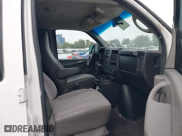 2014 Chevrolet Express Passenger LS z VIN 1GNSGBF43E1184305, wystawiony jako IAAI lot #42537616 z przebiegiem 35 596 mil mil oraz . Historia ofert i sprzedaży dostępna na DreamBid. Obrazek 5.