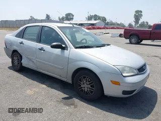 2007 Ford Focus S z VIN 1FAFP34N37W322481, wystawiony jako IAAI lot #42490088 z przebiegiem 280 727 mil mil oraz . Historia ofert i sprzedaży dostępna na DreamBid. Obrazek 1.